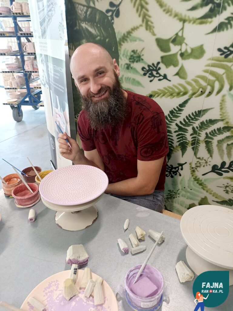 W czasie naszej randki w Żywym Muzeum Ceramiki w Bolesławcu - poprawki przy malowaniu ceramiki.