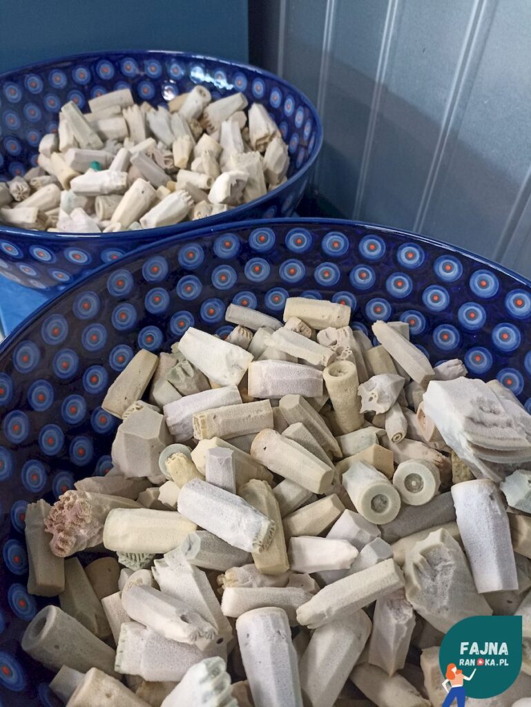 Stemple używane przy zdobieniu ceramiki w Żywym Muzeum Ceramiki w Bolesławcu.