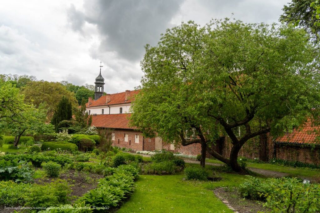 Szpitala św. Ducha i Muzeum Medycyny we Fromborku otacza ziołowy ogródek.