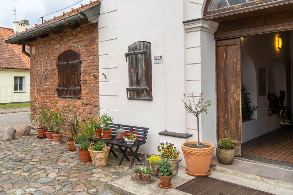 Wejście - Szpitala św. Ducha i Muzeum Medycyny we Fromborku otacza ziołowy ogródek.