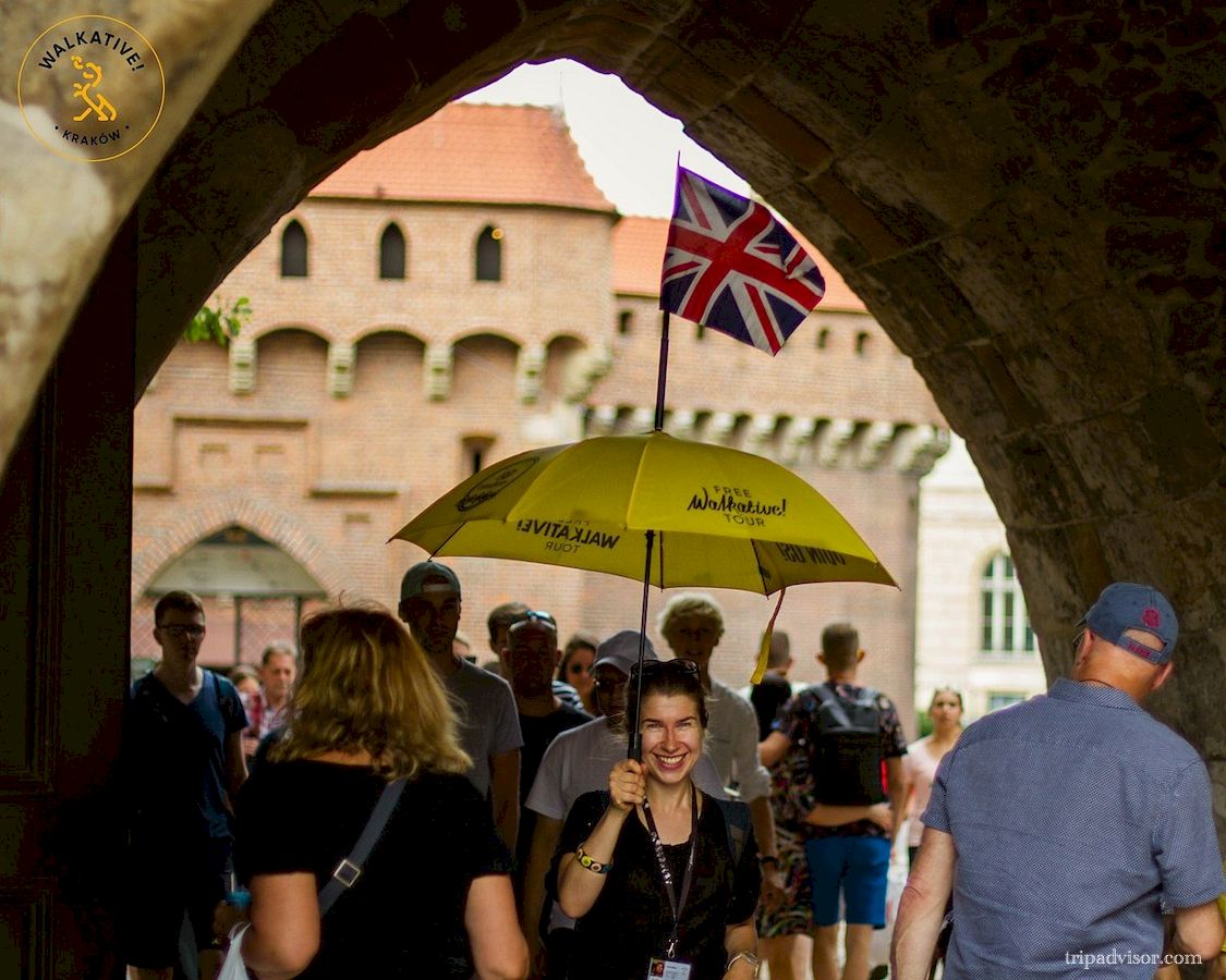 Przewodniczka w języku angielskim z żółtymi parasolami z Walkative - Karaków Barbakan.