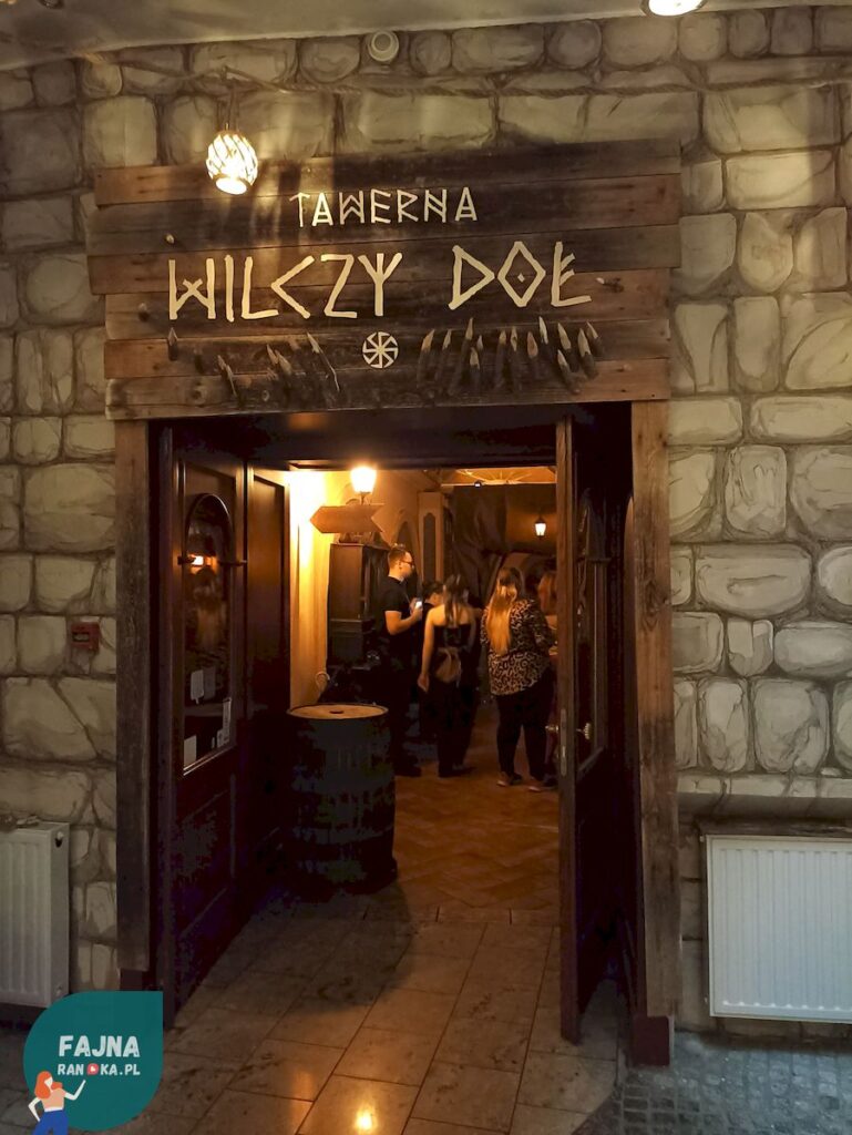 Tawernie Wilczy Dół - to wspaniałe miejsce na randkę dla fanów klimatów sagi wiedźmińskiej i średniowiecznych wnętrz.