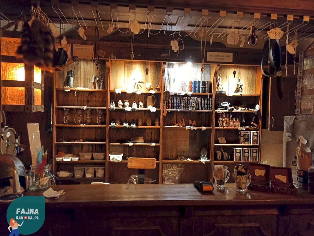 Tawernie Wilczy Dół - sklepik z grami i różnościami.