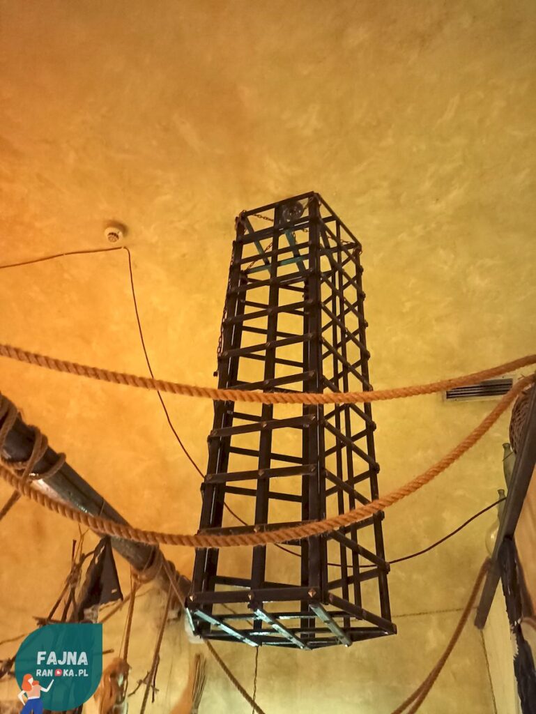 Tawernie Wilczy Dół - dla marudnych randkowiczów przygotowano klatkę.