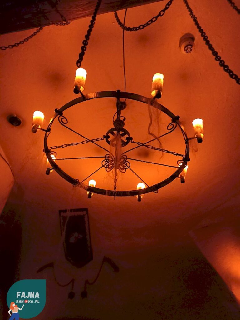 Tawernie Wilczy Dół - żyrandole i blask świec sprzyja romantycznym spotkaniom.