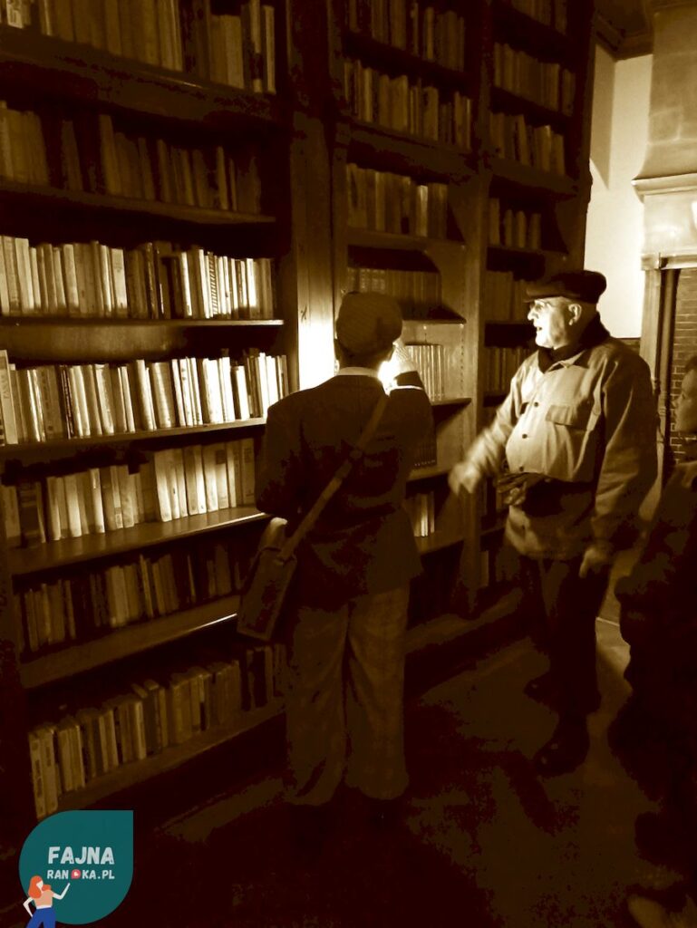 Nocne zwiedzanie Zamku Czocha. Szlakiem Tajnych Przejść: W czasie naszej randki mieliśmy okazję odkrywać tajne przejścia w bibiotece.