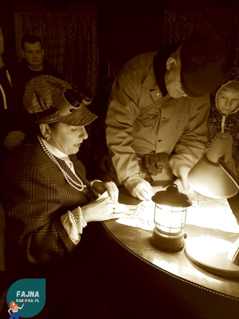 Nocne zwiedzanie Zamku Czocha. Szlakiem Tajnych Przejść: W czasie naszej randki obserwowaliśmy jak nasi przewodnicy wcielają się w postaci szukające kasiarzy.