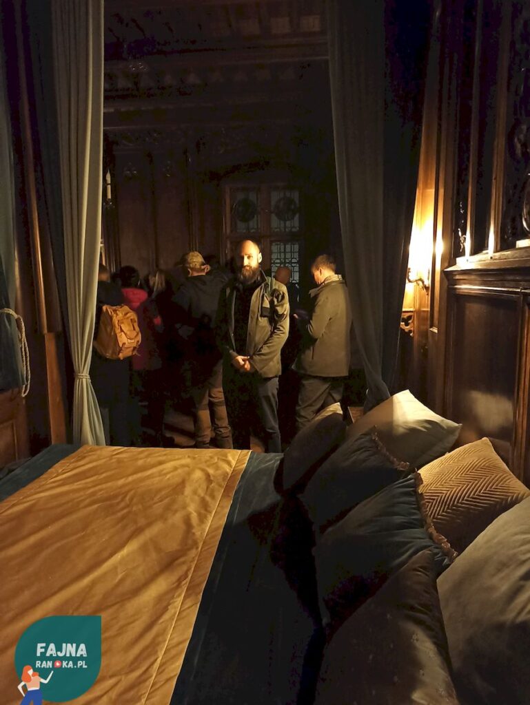 Nocne zwiedzanie Zamku Czocha. Szlakiem Tajnych Przejść: Tomek podczas naszej randki szukał tajnych przejść w sypialniach :).