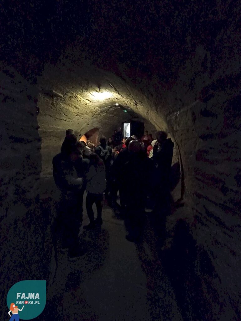 Nocne zwiedzanie Zamku Czocha. Szlakiem Tajnych Przejść: Niezwykły klimat nocy i tajemnicy podczas zwiedzania Zamku Czocha.