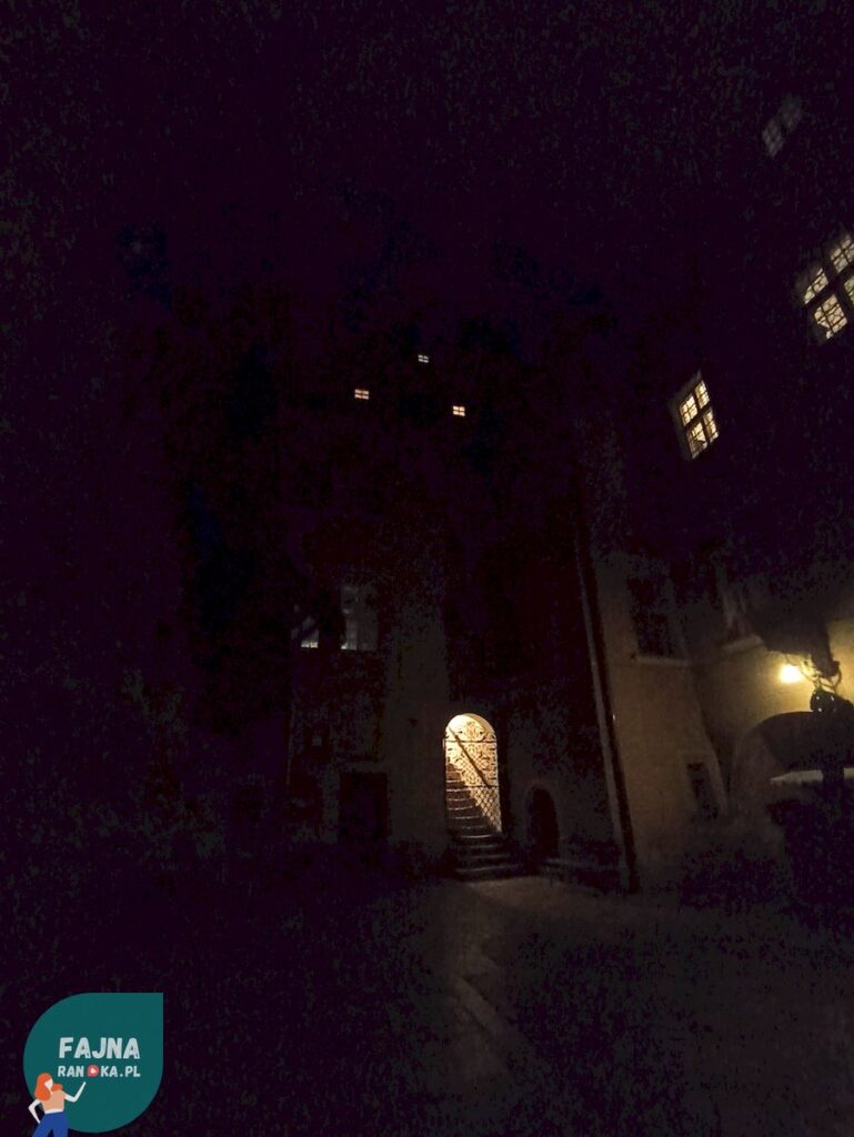 Nocne zwiedzanie Zamku Czocha. Szlakiem Tajnych Przejść: Niezwykły klimat nocy i tajemnicy podczas zwiedzania Zamku Czocha.