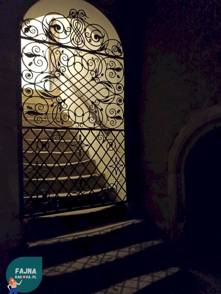 Nocne zwiedzanie Zamku Czocha. Szlakiem Tajnych Przejść: Niezwykły klimat nocy i tajemnicy podczas zwiedzania Zamku Czocha.