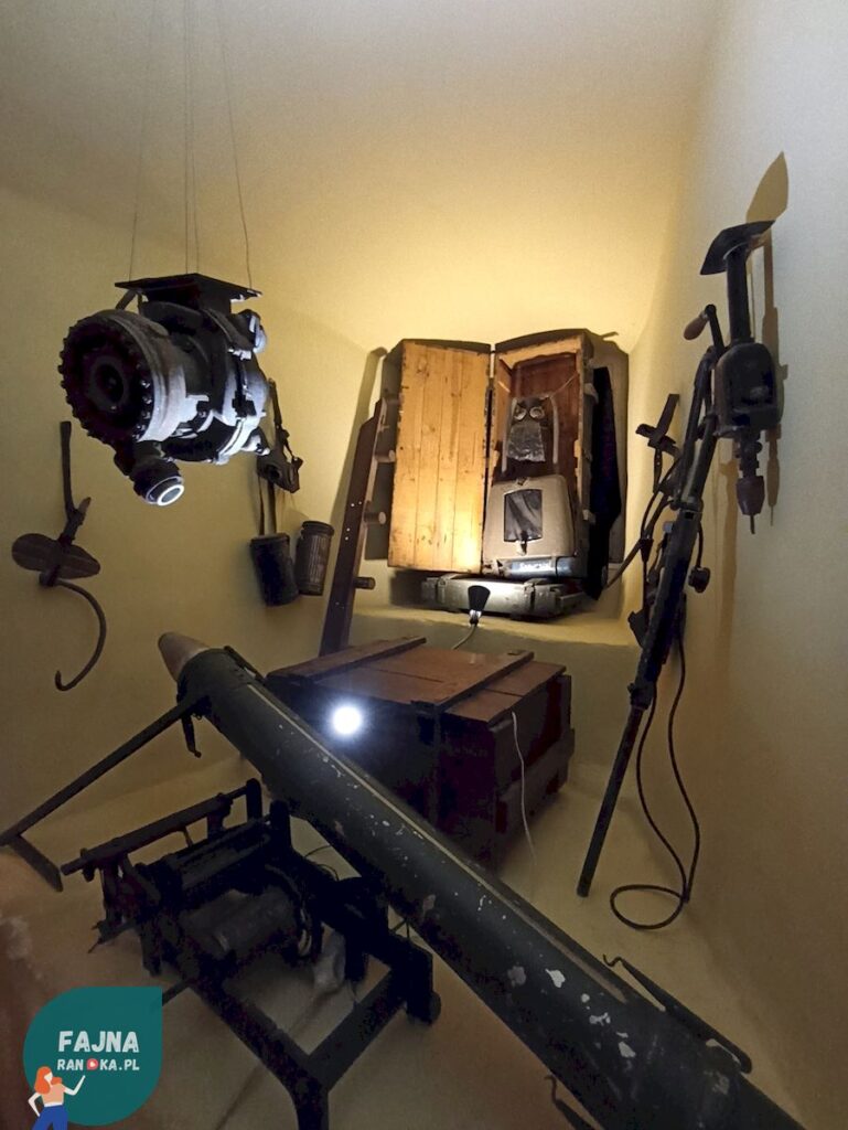 Nocne zwiedzanie Zamku Czocha. Szlakiem Tajnych Przejść: Narzędzia i broń znalezione na Zamku.