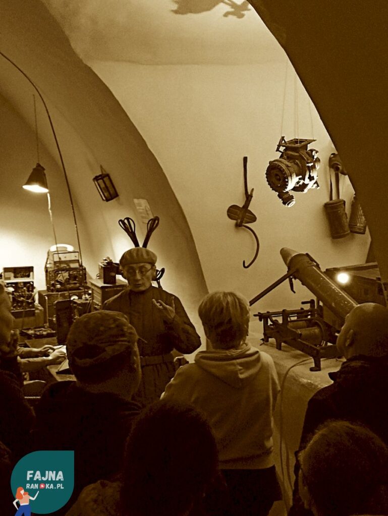 Nocne zwiedzanie Zamku Czocha. Szlakiem Tajnych Przejść: Narzędzia i broń znalezione na Zamku.