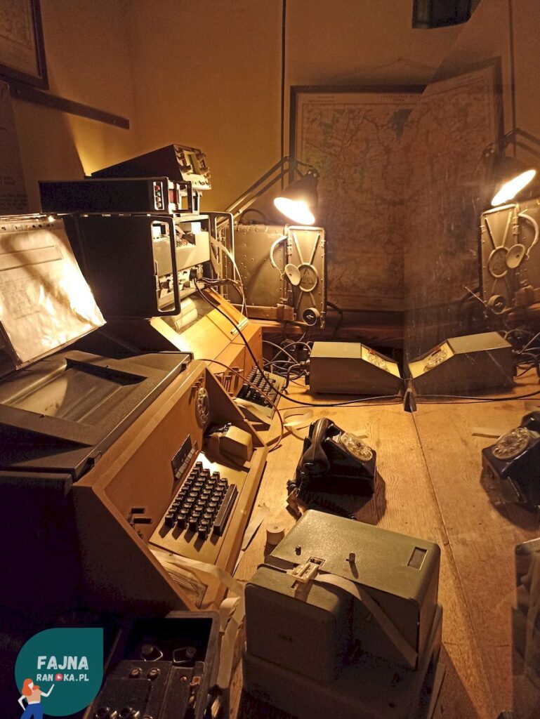 Nocne zwiedzanie Zamku Czocha. Szlakiem Tajnych Przejść: Rekonstrukcja pomieszczenia szyfrantów.