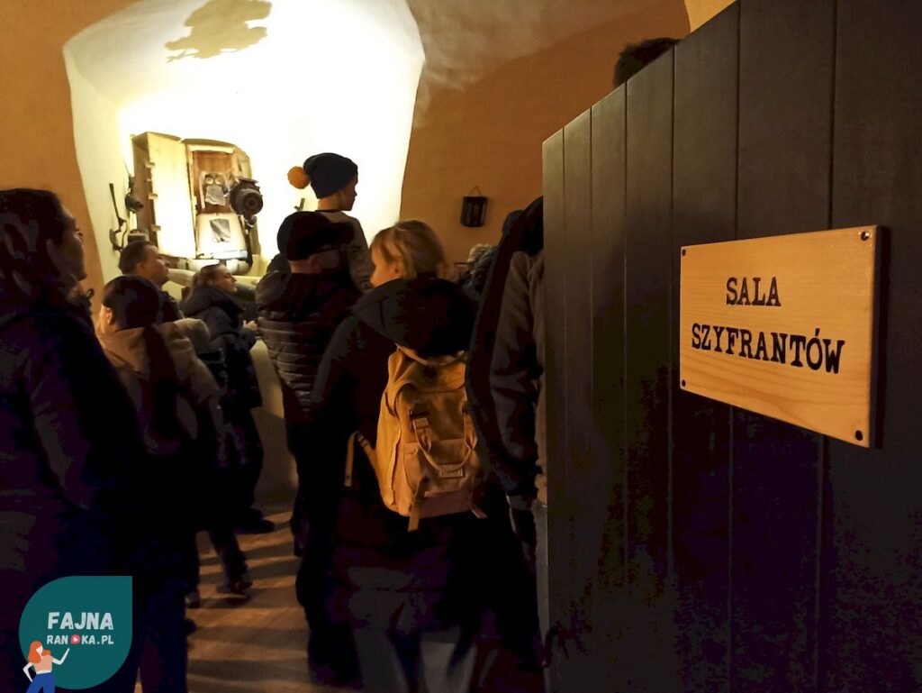 Nocne zwiedzanie Zamku Czocha. Szlakiem Tajnych Przejść: Rekonstrukcja pomieszczenia szyfrantów.