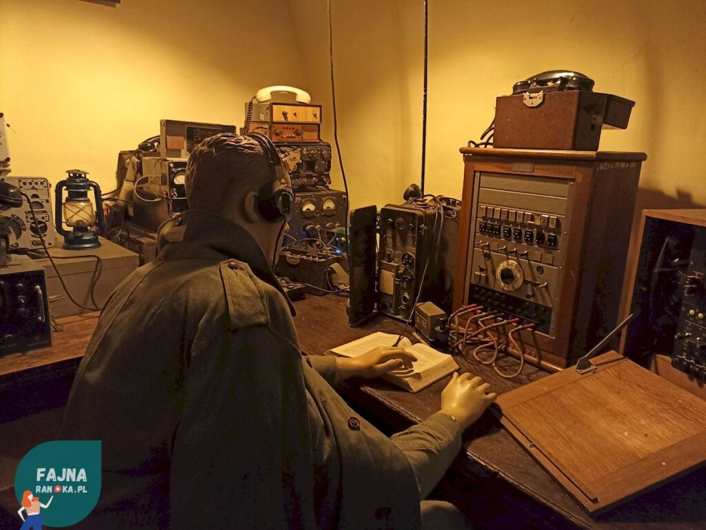 Nocne zwiedzanie Zamku Czocha. Szlakiem Tajnych Przejść: Rekonstrukcja pomieszczenia szyfrantów.