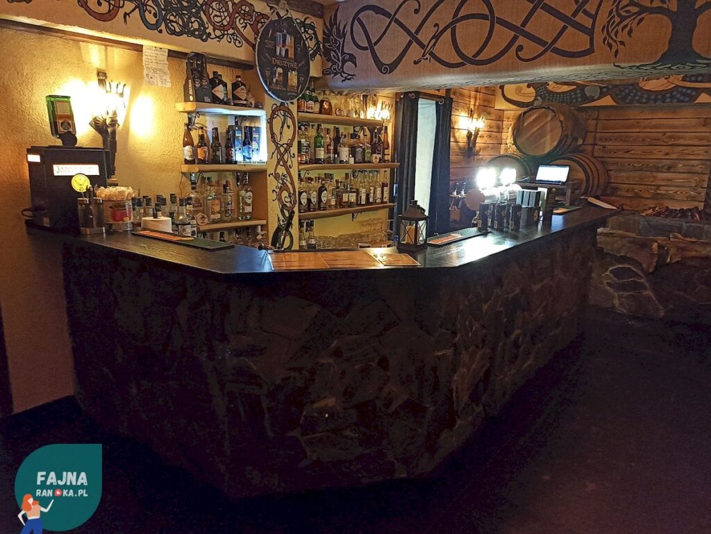 Zarówno bar jak i kuchnia są dobrze wyposażone więc nie zabraknie dla was napojów i pysznej pizzy - Wiking Club Axe Throwing Wrocław.