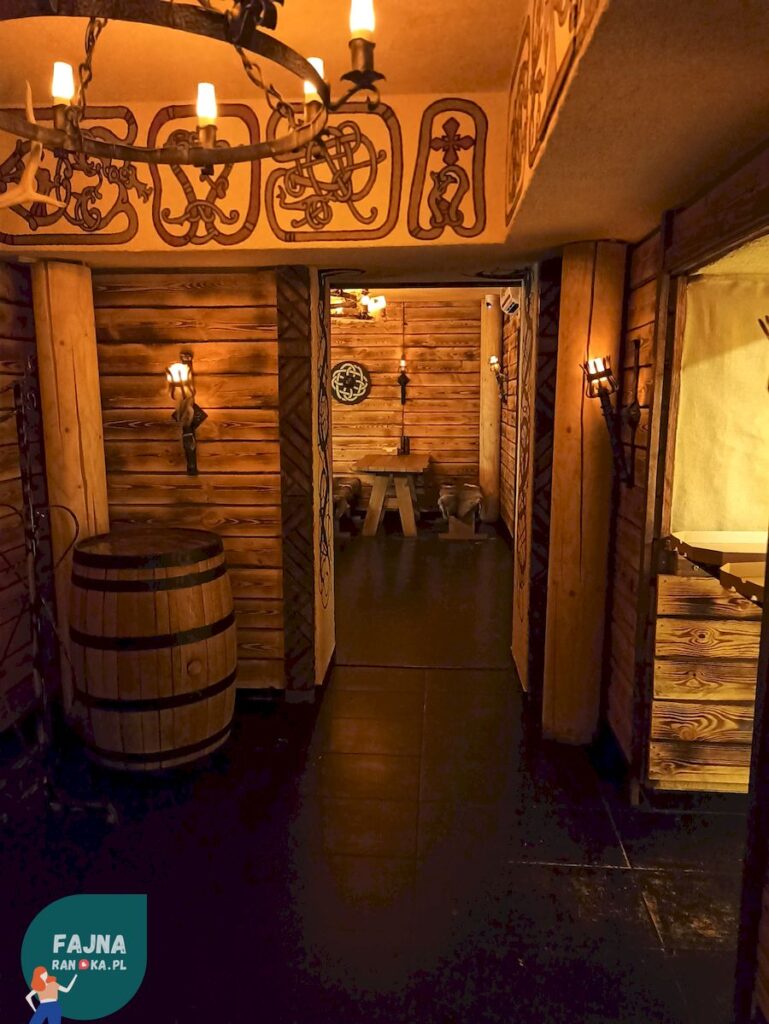 Klimat wnętrza sprzyja super randce - Wiking Club Axe Throwing Wrocław.