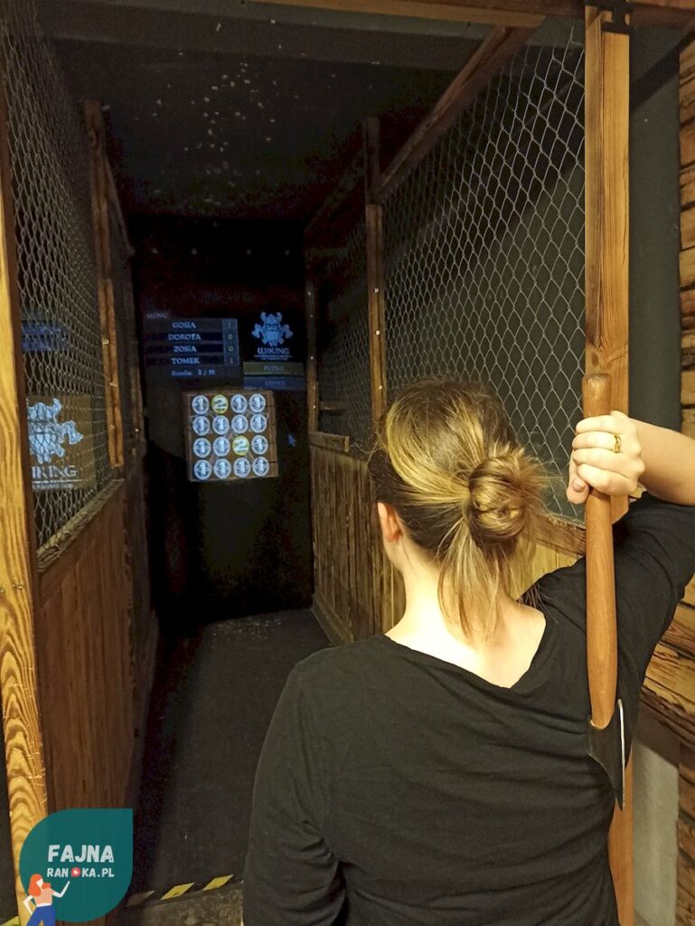 Zachowaj odstęp i bądź miły dla swojej randki - Wiking Club Axe Throwing Wrocław.