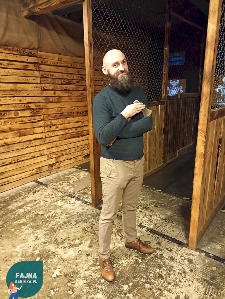 Panowie pokochają to miejsce i zapamiętają tę randkę na długo - Wiking Club Axe Throwing Wrocław.