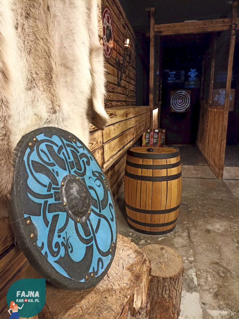 Jeśli pokłócicie się na randce, poza toporem, do rozwiązania konfliktu przyda się tarcza - Wiking Club Axe Throwing Wrocław.