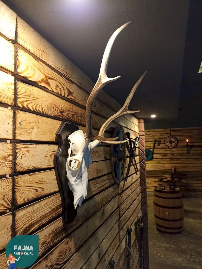 Klimat wnętrza sprzyja super randce - Wiking Club Axe Throwing Wrocław.