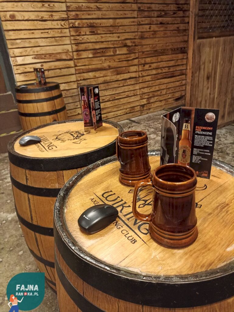 Piwo w kuflu i klimatyczne stoliki - Wiking Club Axe Throwing Wrocław.