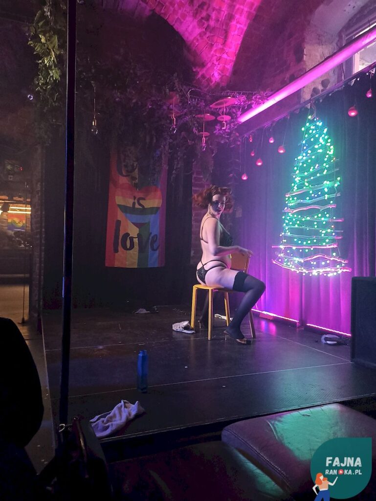 Sprzątaczka z PRLu - burleska to świetny pomysł na randkę.