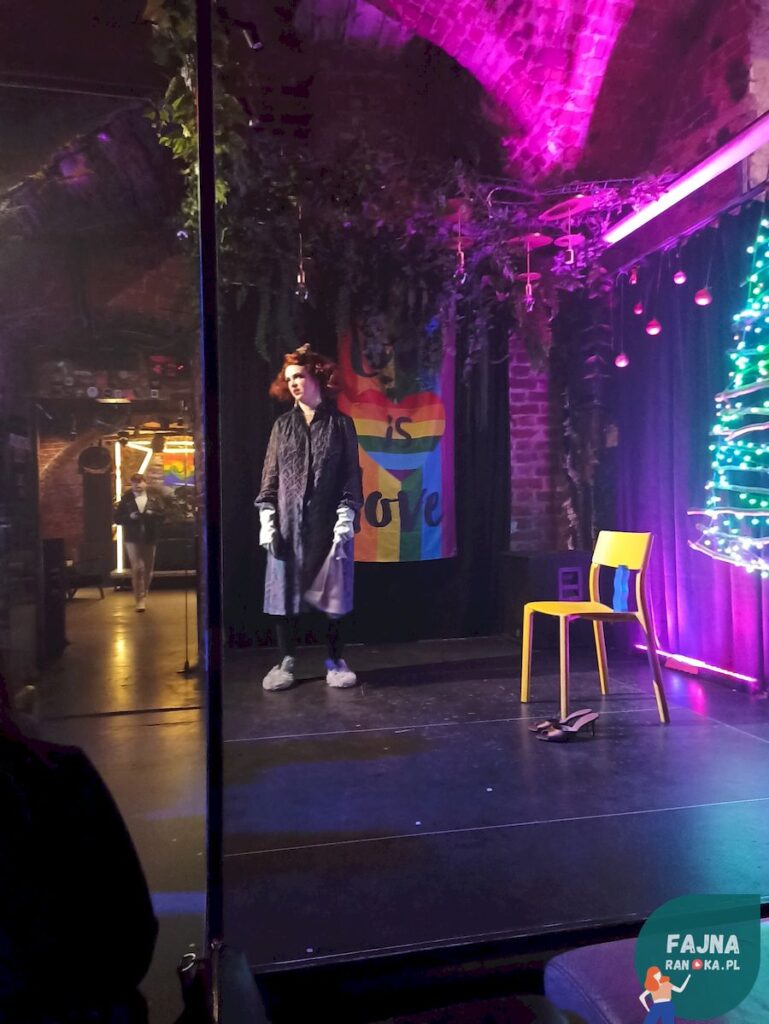 Sprzątaczka z PRLu - burleska to świetny pomysł na randkę.