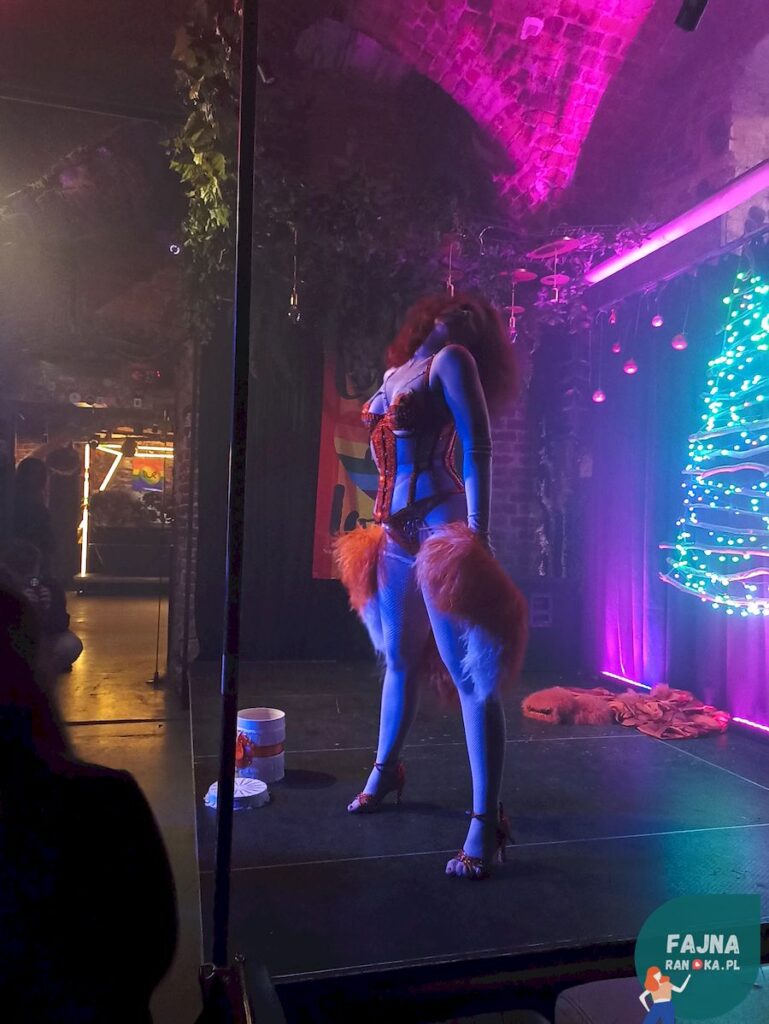 Czerwony Kapturek dla dorosłych - burleska to świetny pomysł na randkę.