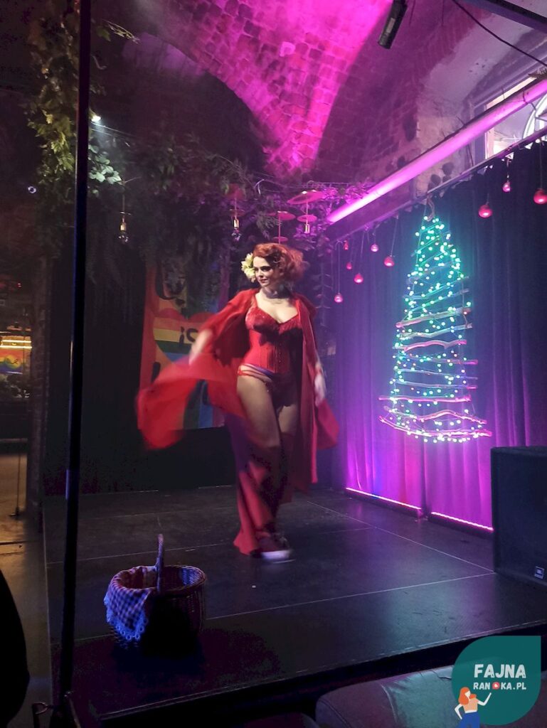 Czerwony Kapturek dla dorosłych - burleska to świetny pomysł na randkę.