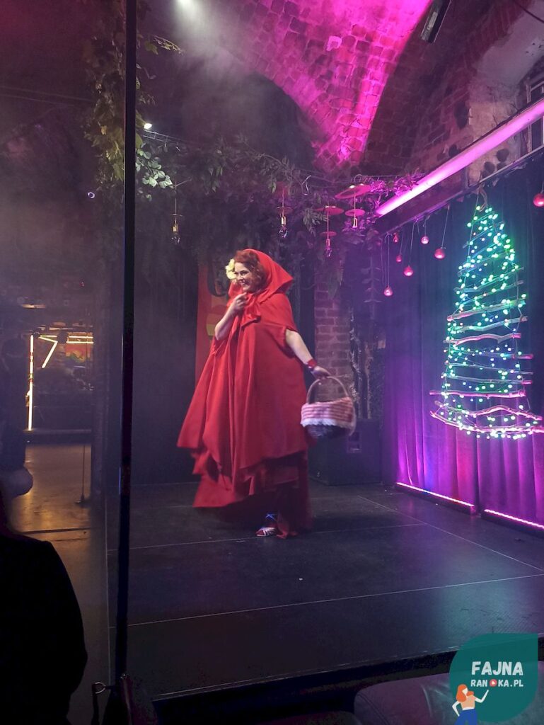 Czerwony Kapturek dla dorosłych - burleska to świetny pomysł na randkę.