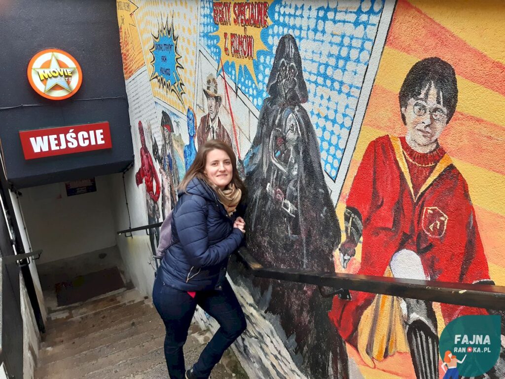 Gdzie na randkę we Wrocławiu? MovieGate zaprasza pod ziemię. Graffiti z Lordem Vaderem z "Gwiezdnych Wojen" i Harrym Potterem.