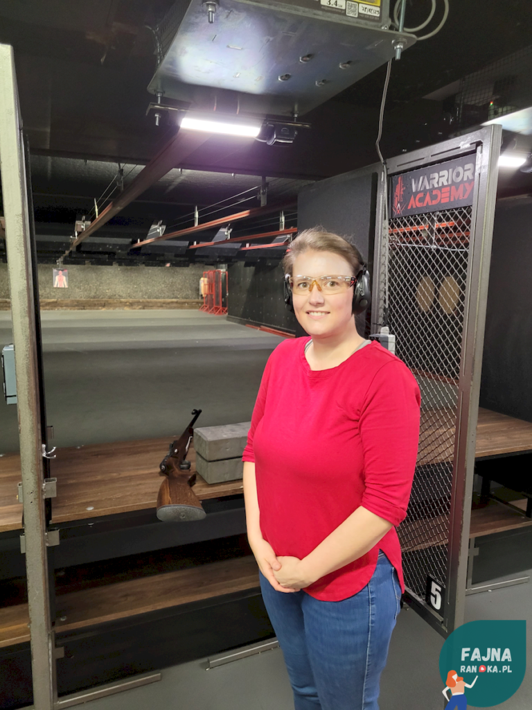 Lekki niepokój ale i ekscytacja przy pierwszym strzelaniu podczas randki na strzelnicy.