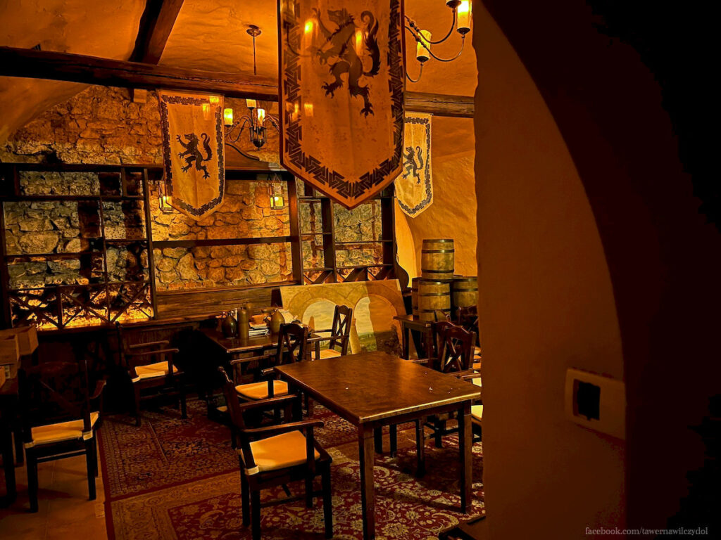 Wnętrze Tawerny Wilczy Dół w Krakowie.