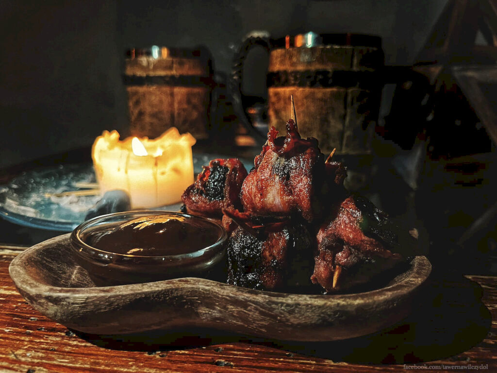 Solidna micha pyszności czeka na Wasze głodne brzuchy w Tawernie Wilczy Dół.