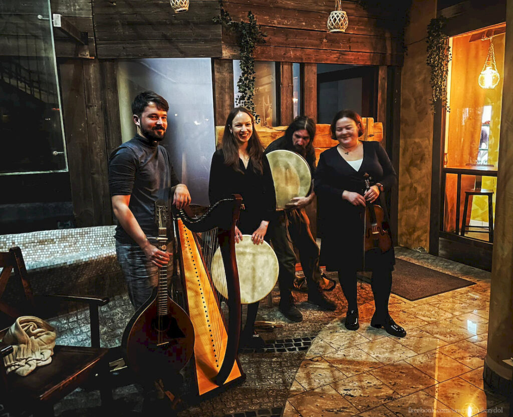 Tawerna Wilczy Dół to miejsce na niezapomnianą randkę z muzyką na żywo. Upolujcie event.