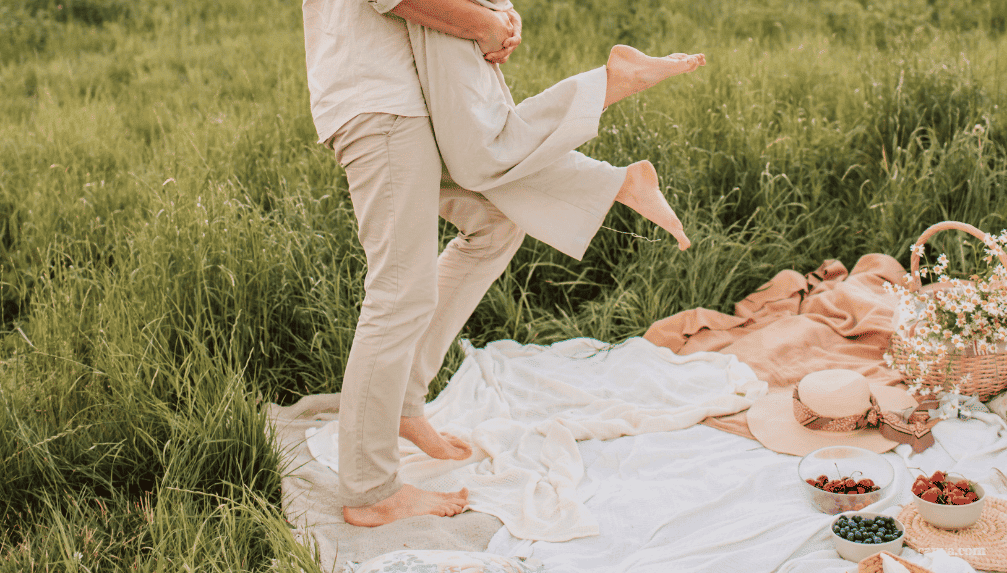 Na randce po 30 to drobne gesty pokazują, że jesteś kimś, z kim przyjemnie spędza się czas. To działa lepiej niż najbardziej wyszukane komplementy.