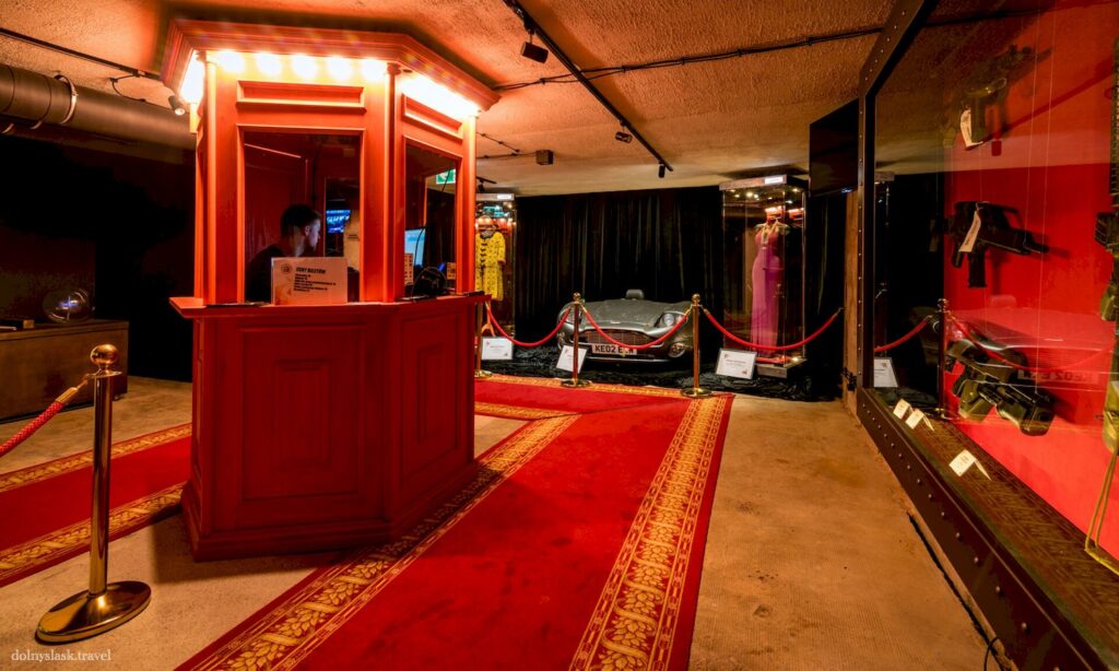 Gdzie na randkę we Wrocławiu? MovieGate wejście i klasyczna budka biletera.