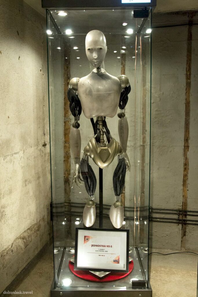 MovieGate: robot NS-5 z filmu "Ja, robot" (ang. "I, Robot").