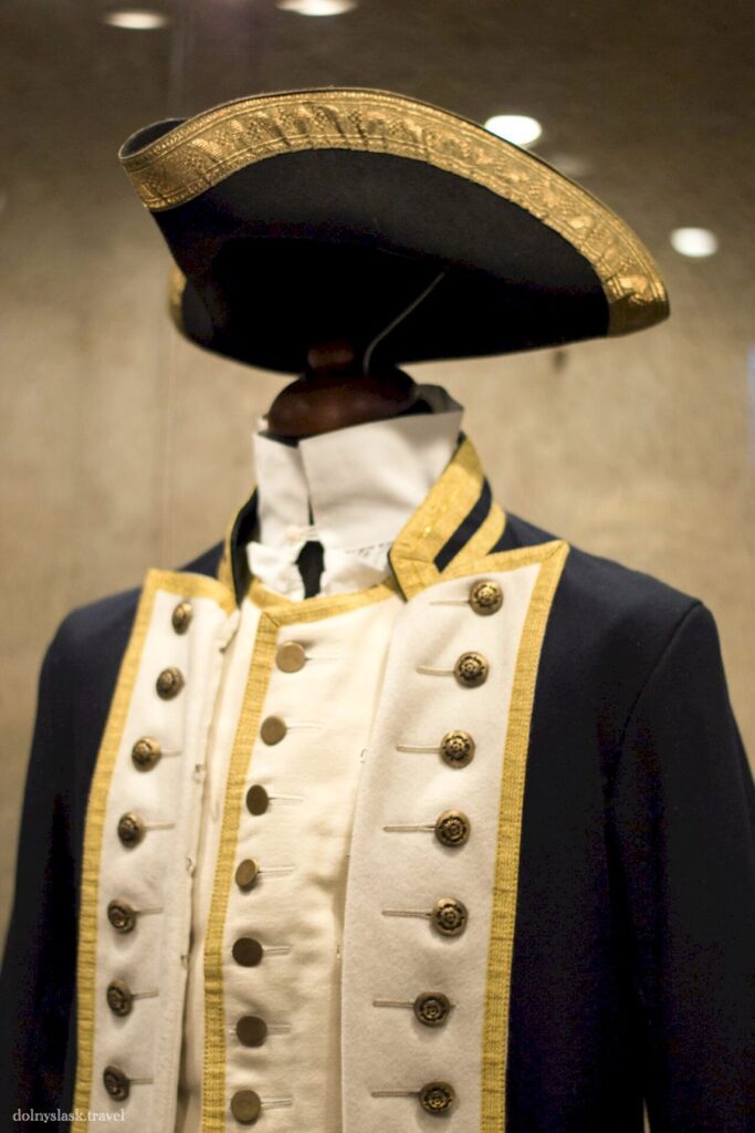 MovieGate: mundur, brytyjskiej marynarki wojennej z XVIII wieku z serii filmów „Piraci z Karaibów”.