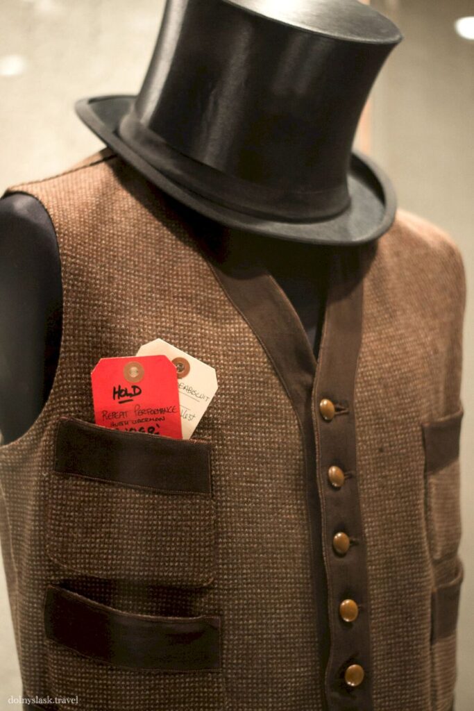 MovieGate: kamizelka i cylinder pochodzą z filmu Prestiż ang. The Prestige.