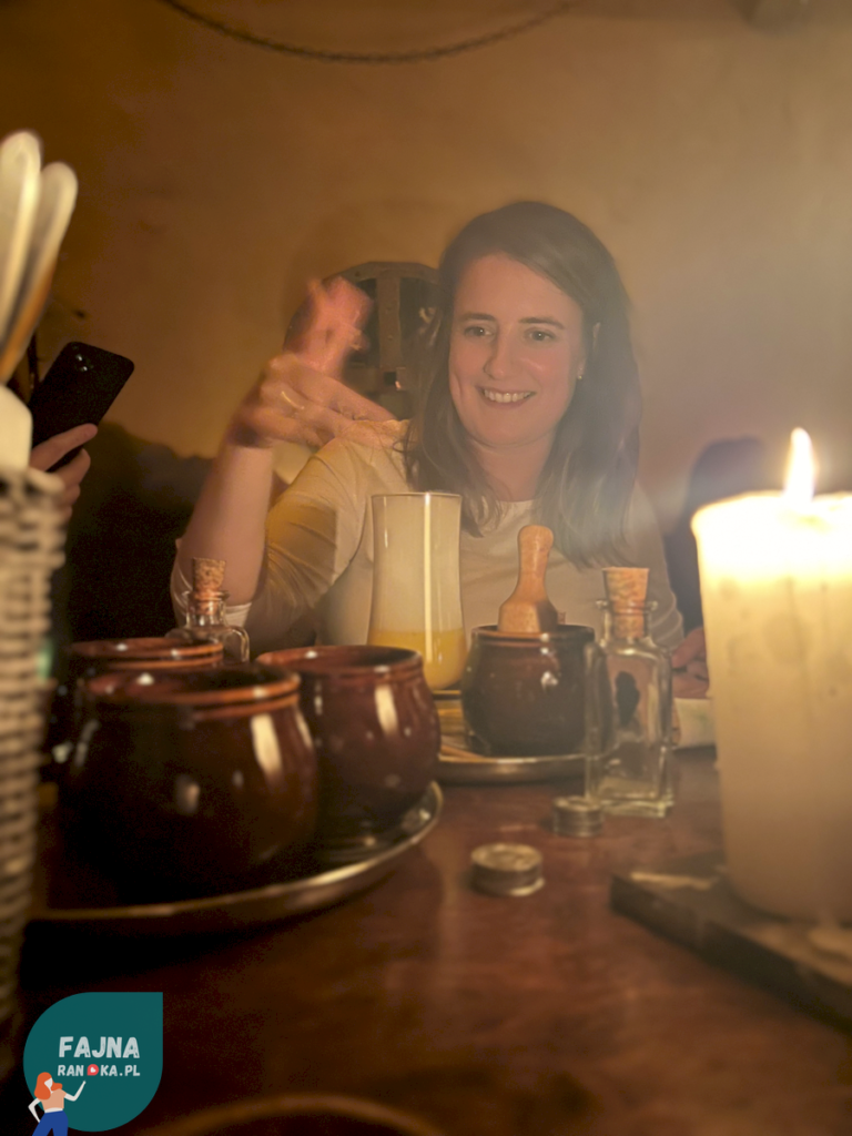 Gosia kręci eliksir podczas naszej randki w krakowskim Wilczym Dole.