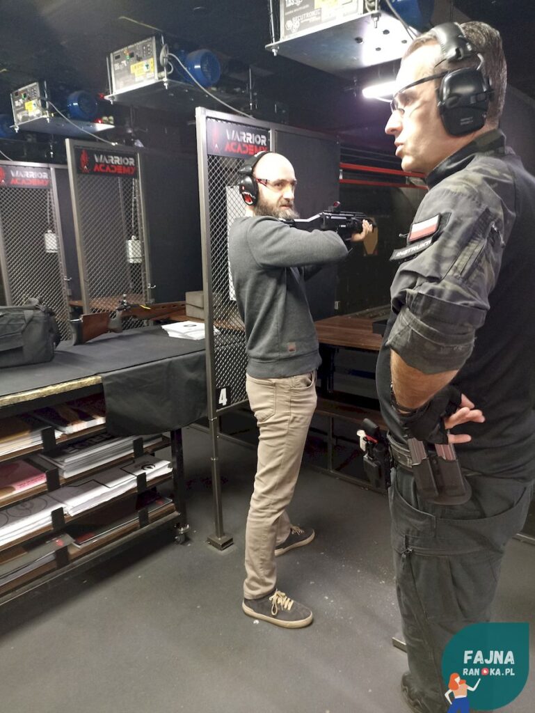 Podczas randki na strzelnicy poznacie sekrety postawy strzeleckiej.