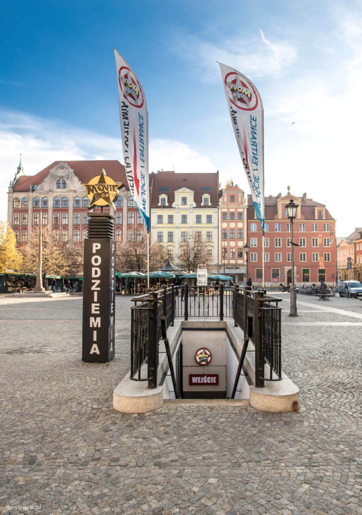 Wejście do wrocławskiego oddziału MovieGate - świetne miejsce na randkę w stylu filmowym.