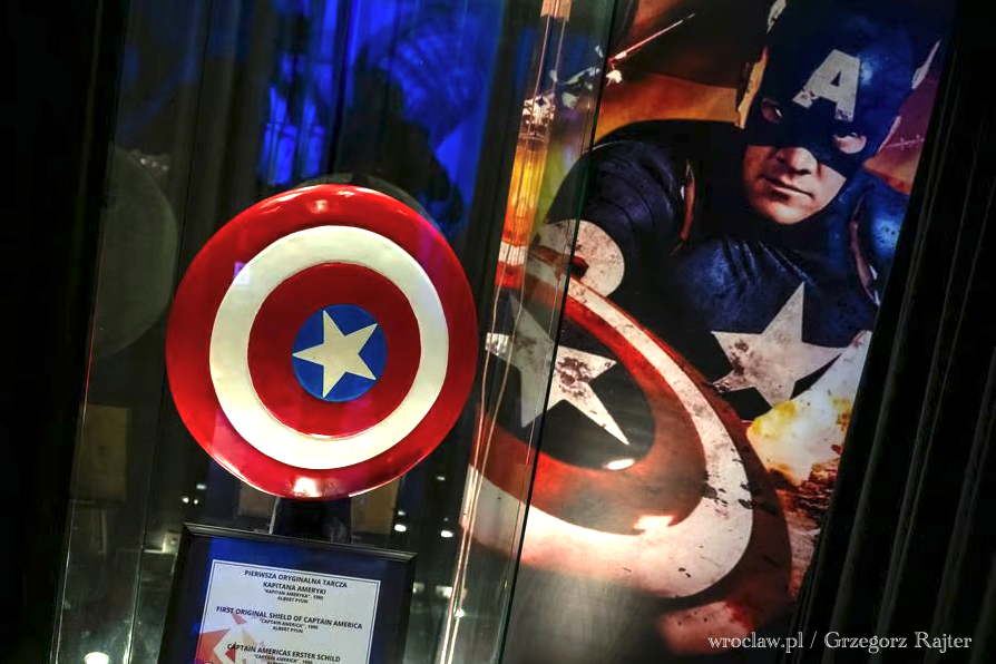 MovieGate: Jest to pierwsza prototypowa tarcza Kapitana Ameryki, która została użyta w filmie z 1990 roku.