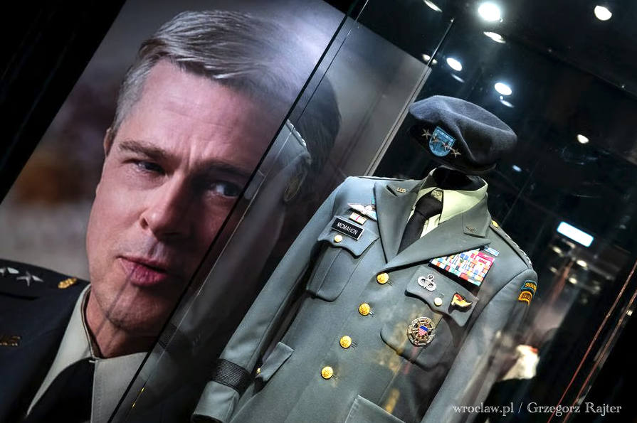Mundur ze zdjęcia to kostium z filmu "War Machine" z 2017 roku, w którym Brad Pitt zagrał generała McMahona.