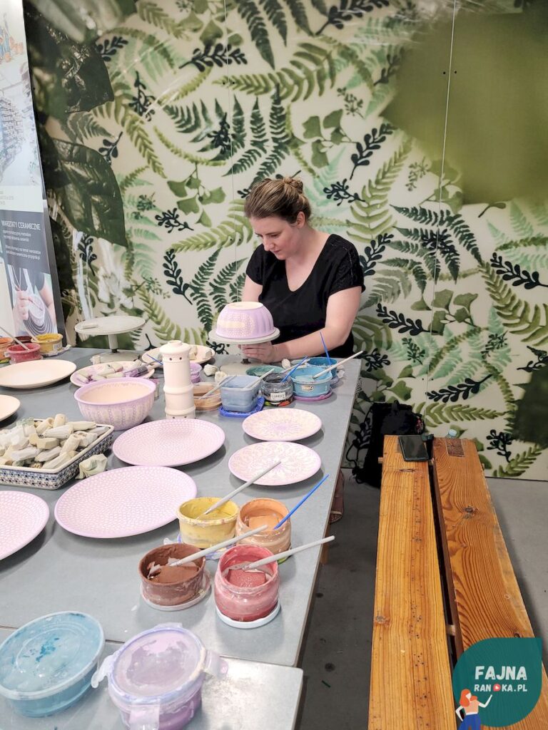Podczas warsztatów zdobienia ceramiki w Żywym Muzeum Ceramiki w Bolesławcu. Randka we Wrocławiu i okolicy.