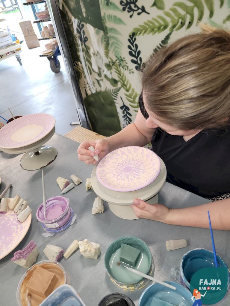 Podczas warsztatów zdobienia ceramiki w Żywym Muzeum Ceramiki w Bolesławcu. Randka we Wrocławiu i okolicy.