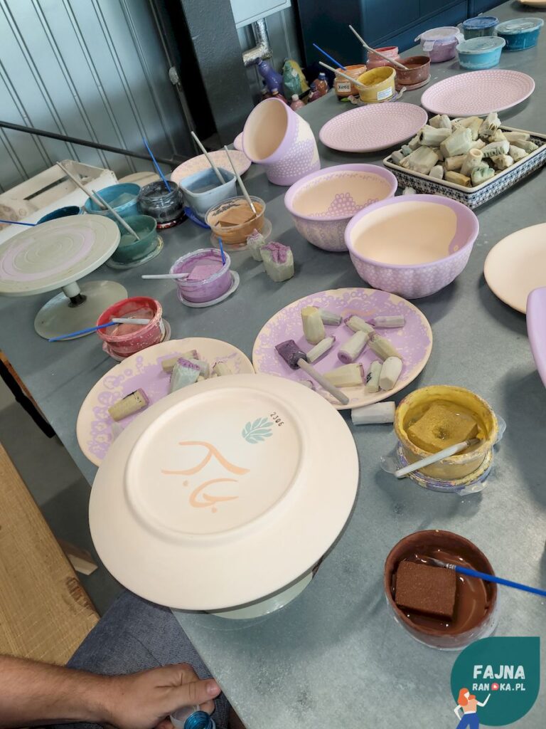 W czasie warsztatów w Żywym Muzeum Ceramiki udekorujecie ceramikę swoimi autorskimi pomysłami. Podpisywanie gotowych naczyń.